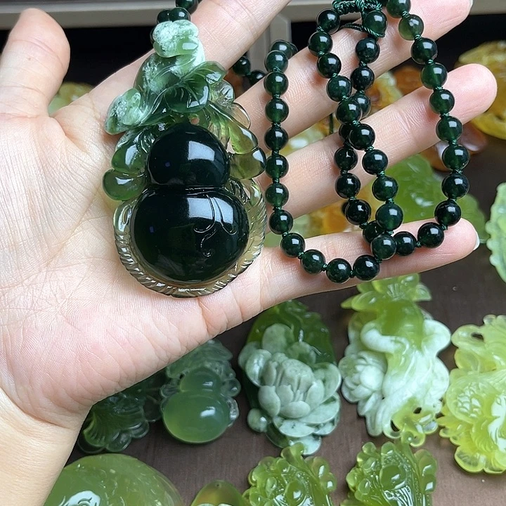 蛇纹石玉颈饰未镶嵌开****?