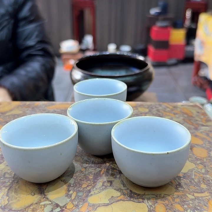 汝瓷杯一组。品茗的