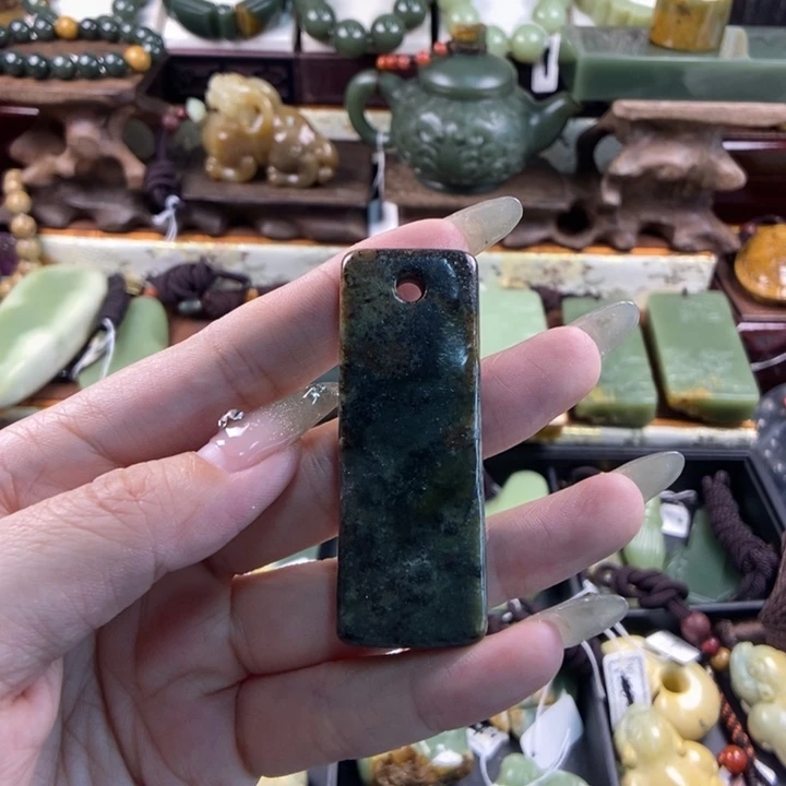 颈饰未镶嵌透闪石质玉远*