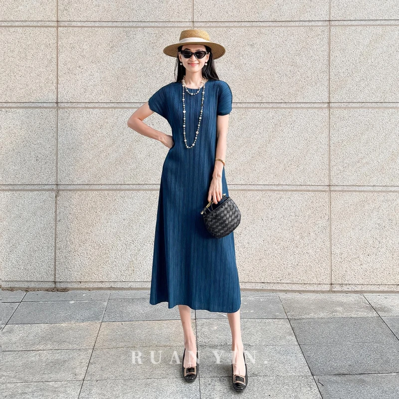 阮音三宅2025新款夏日短袖气质褶皱风连衣裙气质漂亮掐腰长裙子女