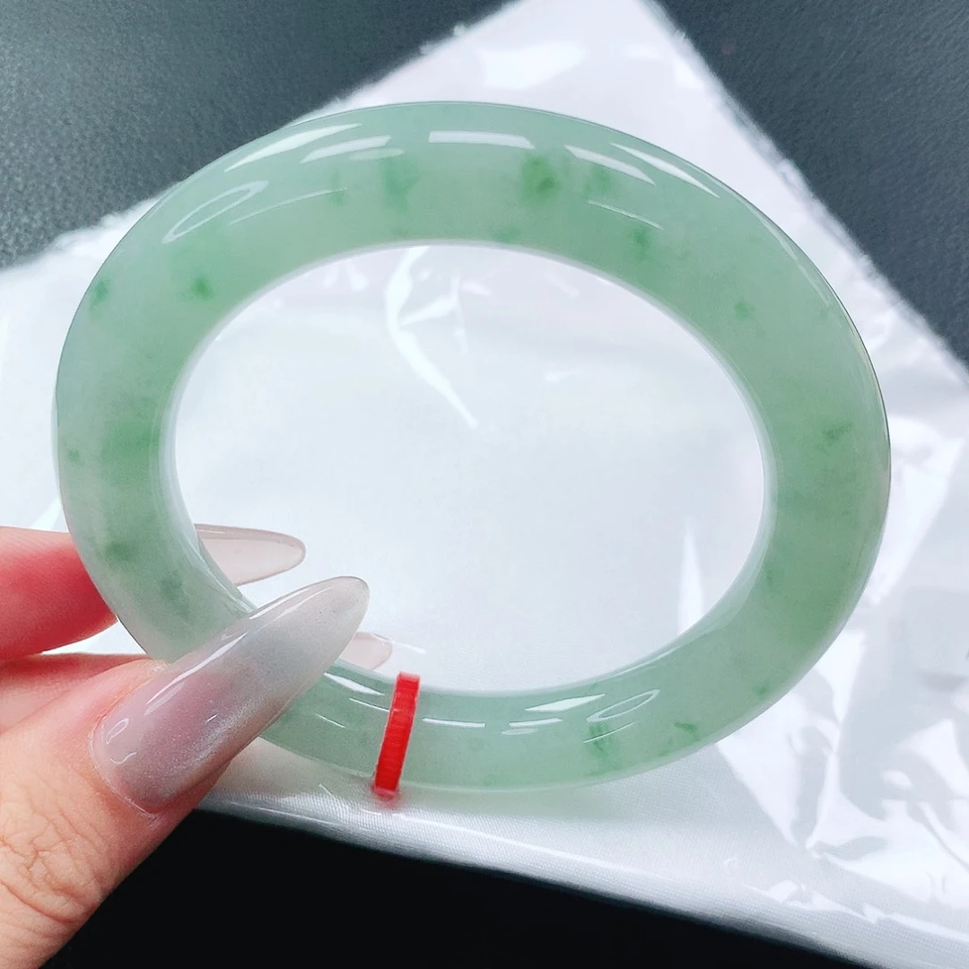 翡翠手镯未镶嵌54圈