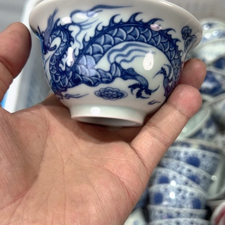 瓷片白青花铠甲龙压手杯全品