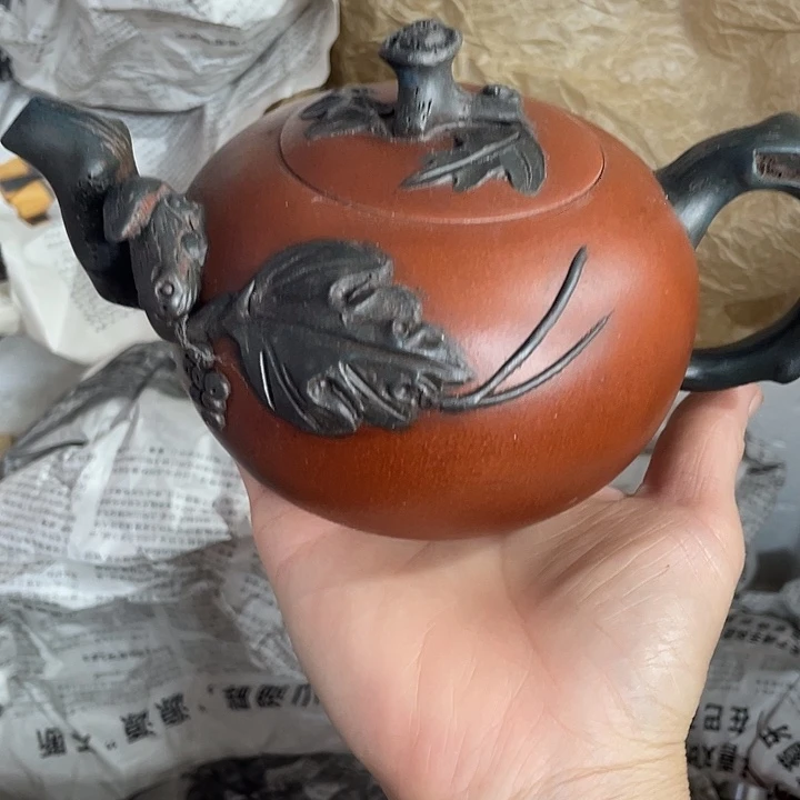 茶壶紫砂原矿泥料手工制作的一把紫砂壶。