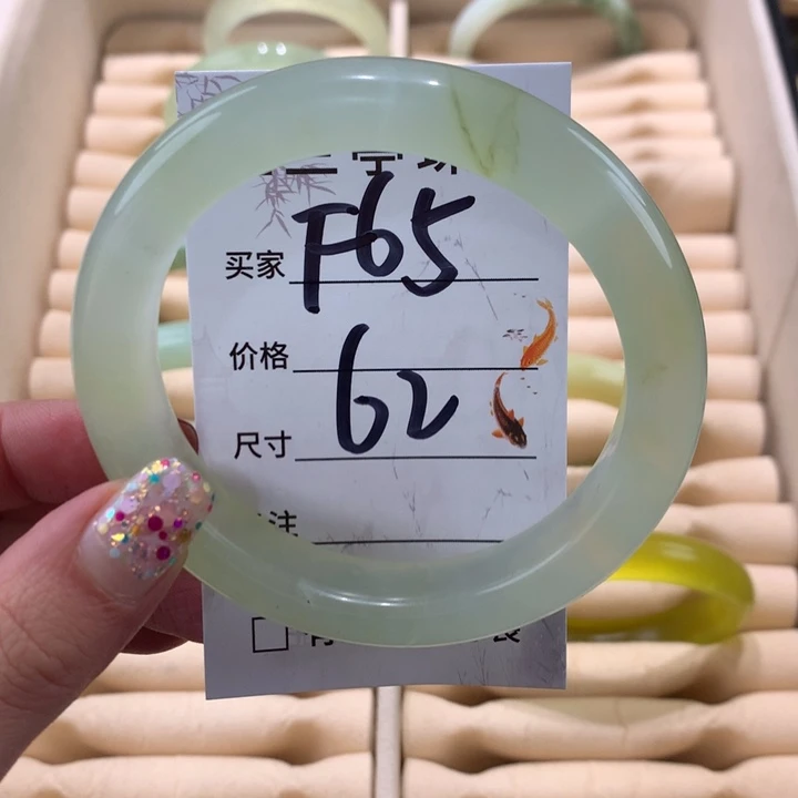 蛇纹石玉手镯未镶嵌我****人