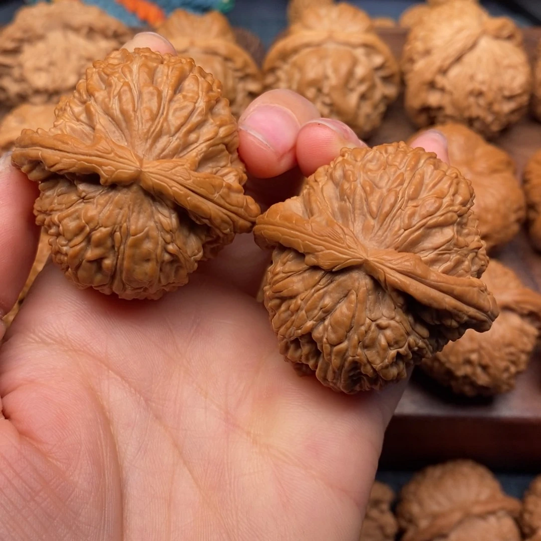 文玩核桃把件45球白，老树红皮