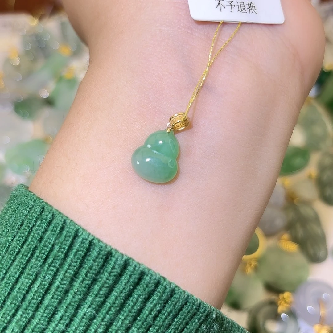 翡翠18K金镶嵌颈饰葫芦