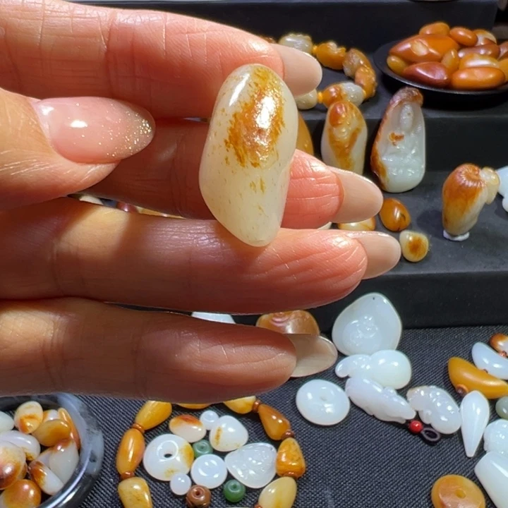 滴***瑰和田玉未镶嵌颈饰