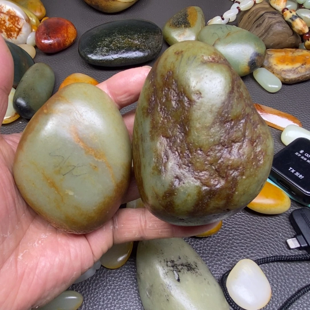 和田玉（糖玉）挂件未镶嵌科**人