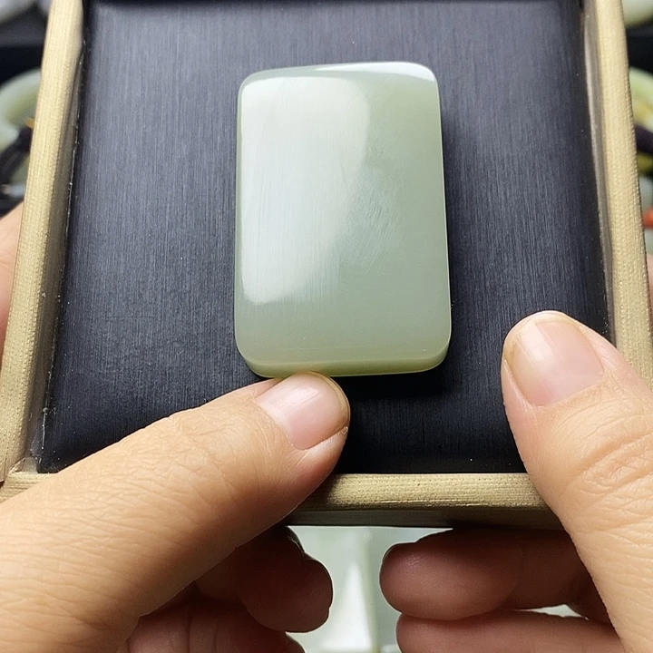 有***）和田玉未镶嵌颈饰