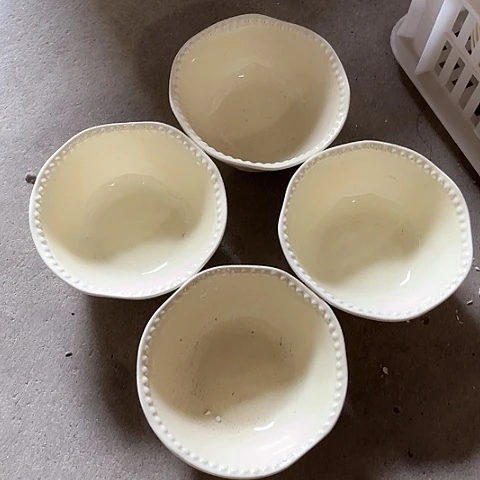 微瑕，不明火，口径11.5高度5，4个奶油色碗