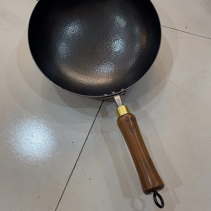 ****一熟铁28圆底炒锅微瑕特价不退不换