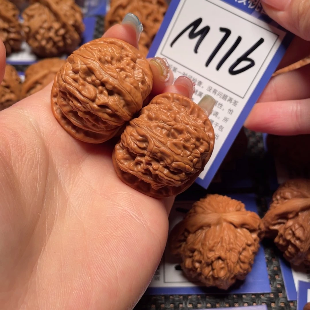 文玩核桃吊坠M716号 3.8白狮子