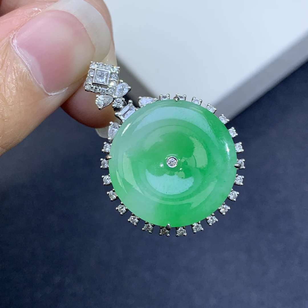 新品推荐·18k金阳绿飘花平安扣翡翠玉石缅A吊坠气质轻奢