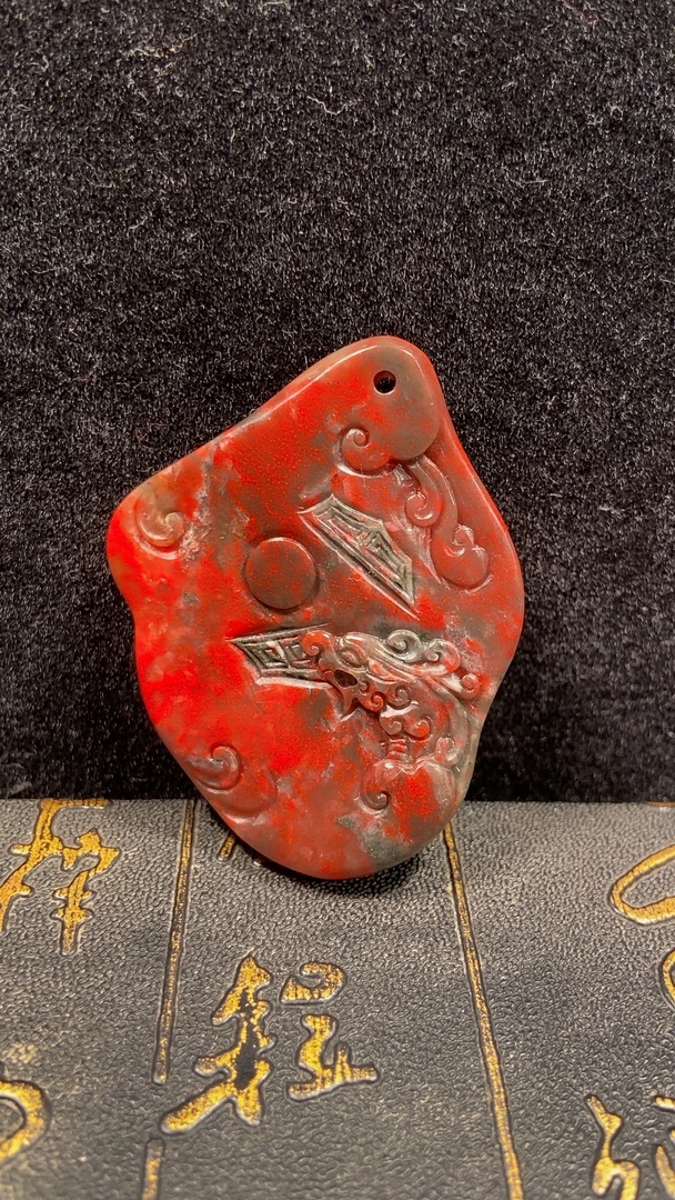 昌化牛角地鸡血石，血色鲜亮