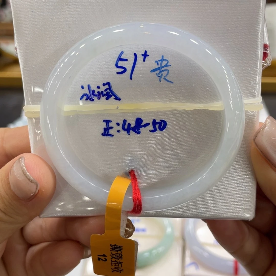 翡翠手镯未镶嵌翡翠