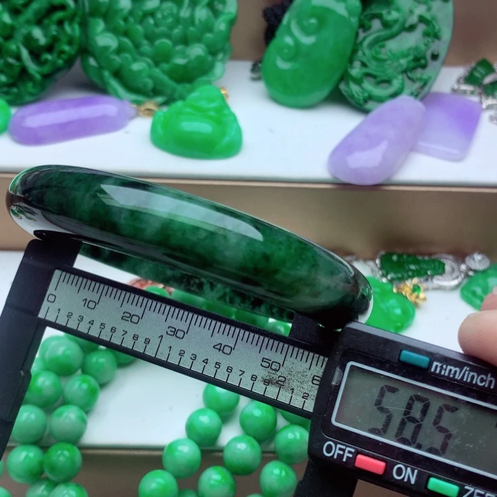 翡翠未镶嵌手镯．．．．．．．