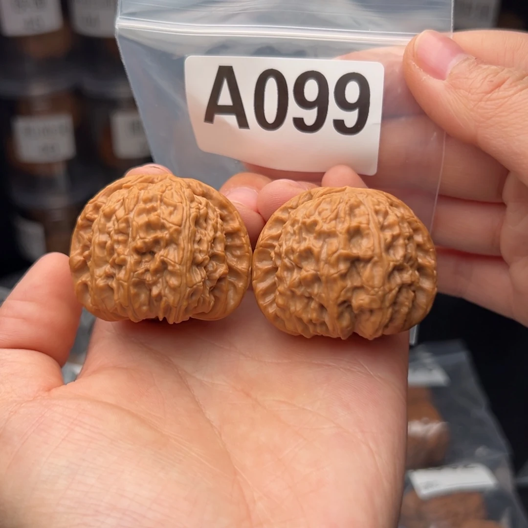 文玩核桃吊坠白狮子43
