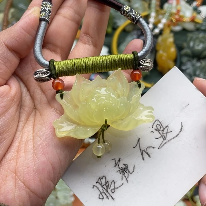 蛇纹石玉吊坠合金