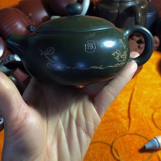 紫砂茶壶原矿泥料手工制作的紫砂壶。