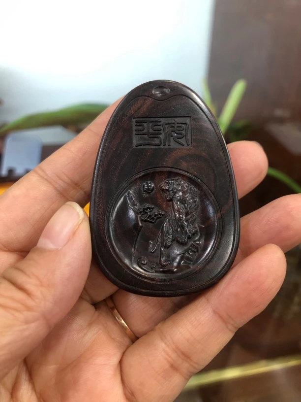 海南黄花梨吊坠虎的守护神虚空藏菩萨尺寸6.3 X 4.2 X1.1公分