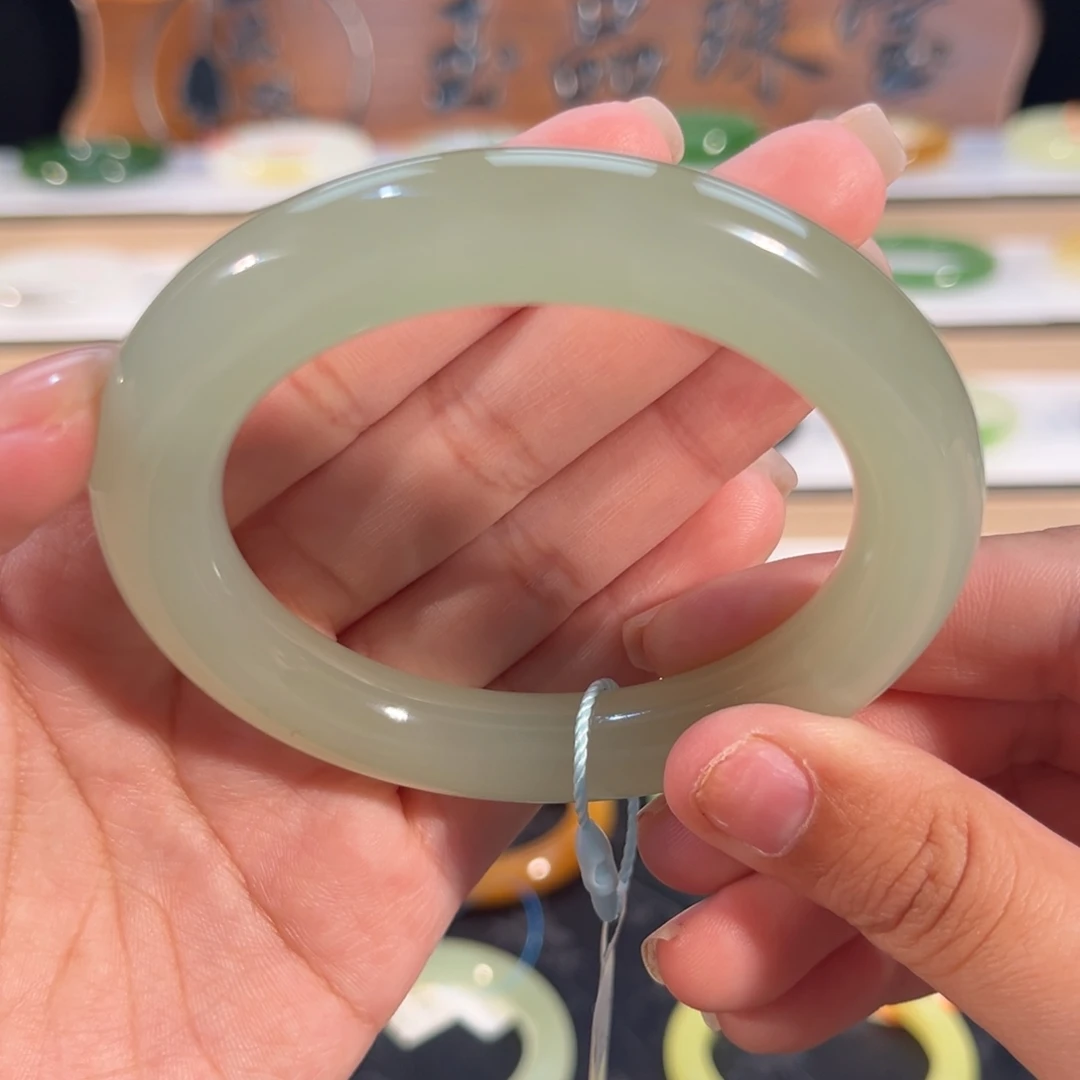 和田玉未镶嵌手镯冰绿晴起光