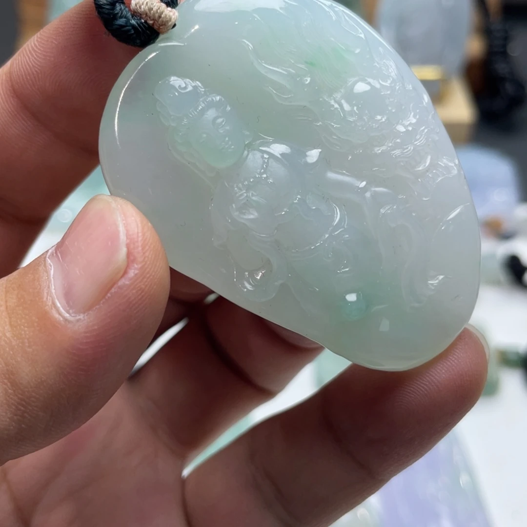 翡翠未镶嵌颈饰御龙观音