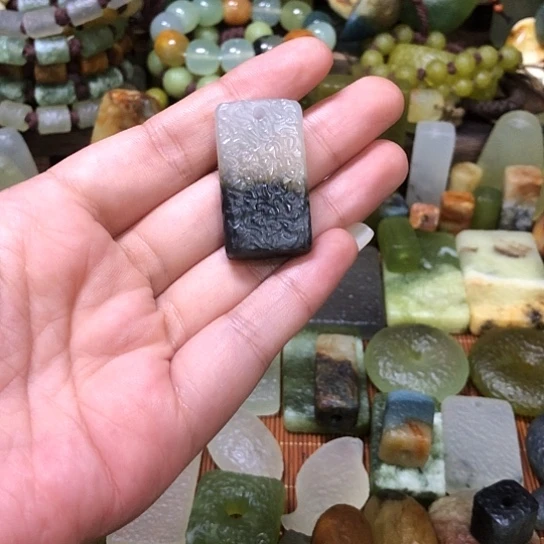 岫玉未镶嵌吊坠浮*丶