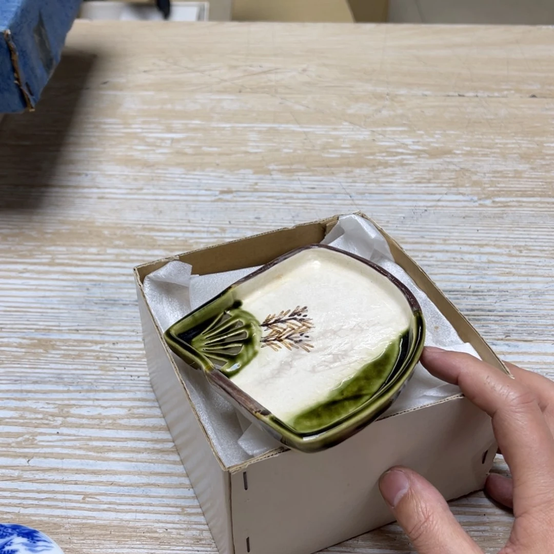 瓷片洋***哥密密麻麻地排列着一个