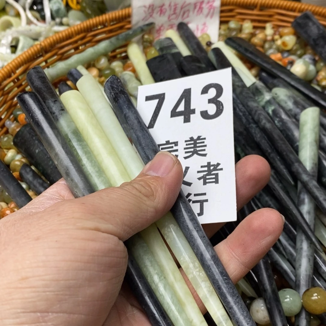 蛇纹石玉挂坠未镶嵌