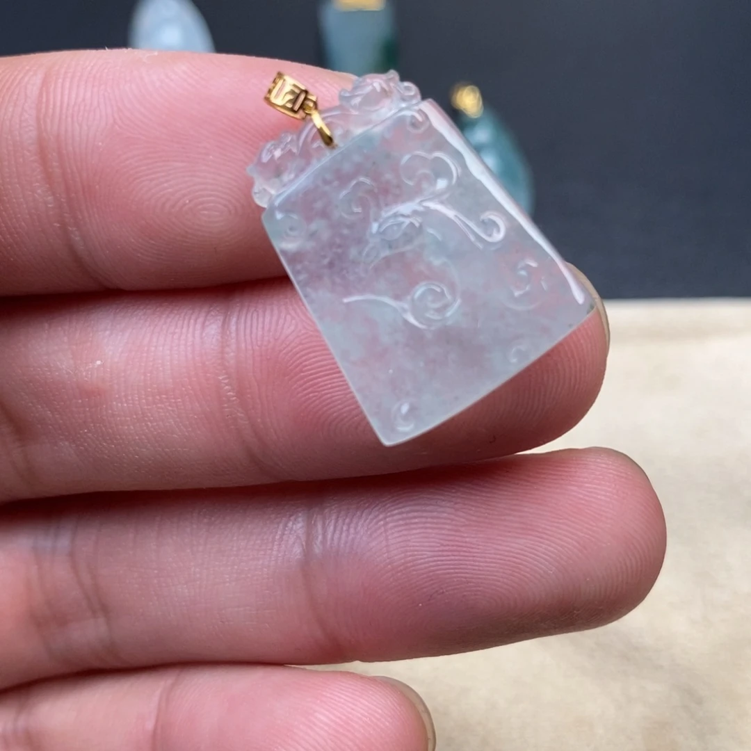 颈饰18K金镶嵌翡翠