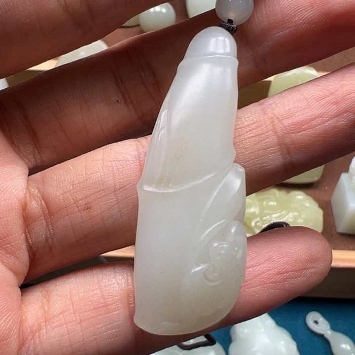 和田玉未镶嵌颈饰节节高