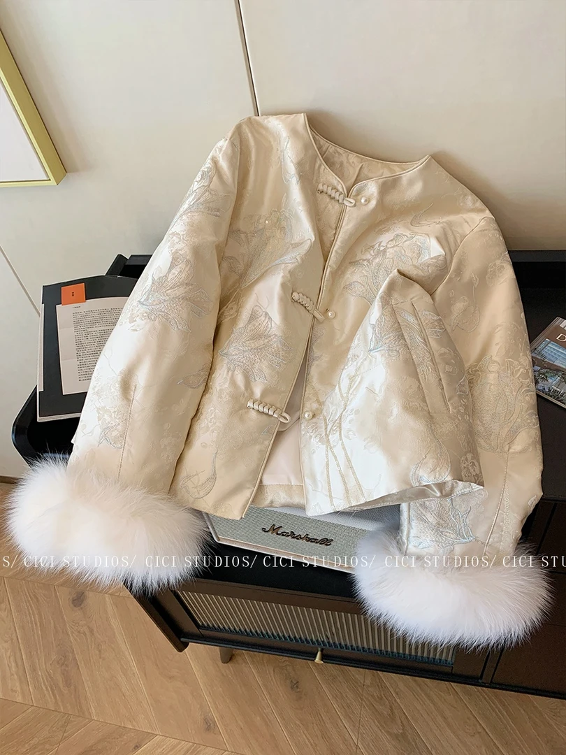 新中式重工轻奢刺绣盘扣棉服2025冬季新款温柔气质高端毛毛袖外套