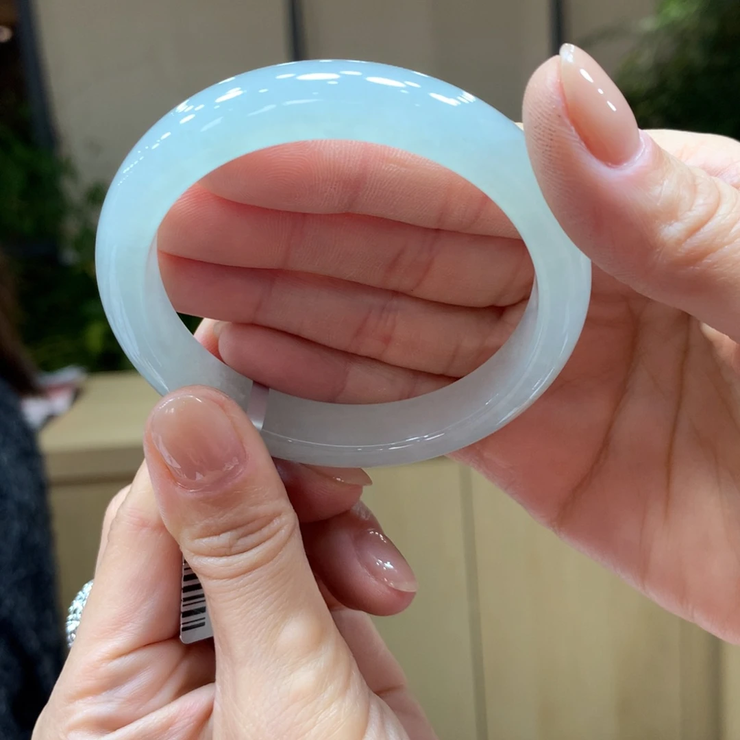 翡翠手镯未镶嵌惠**贝不退不换