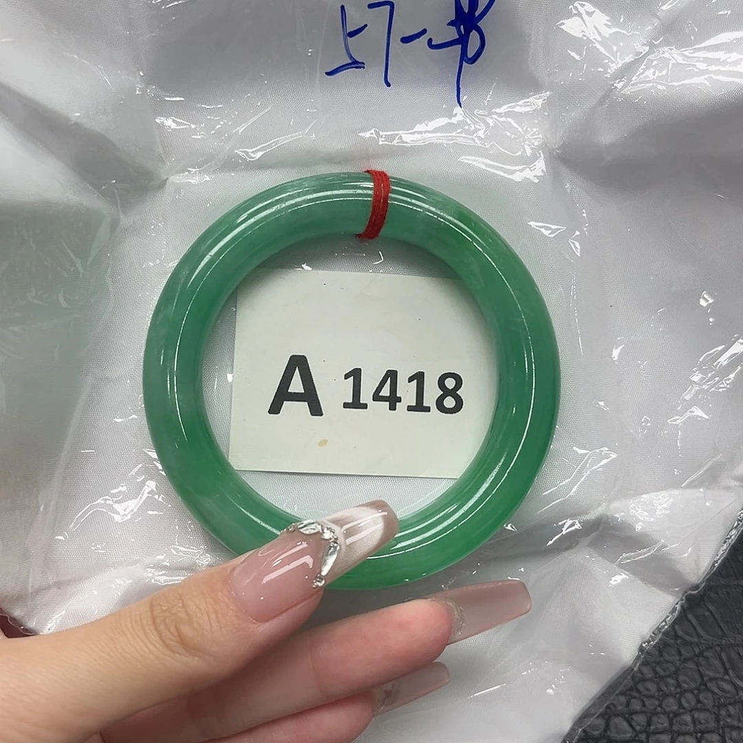 翡翠手镯未镶嵌默认瑕疵