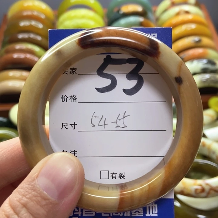 蛇纹石玉手镯未镶嵌小**?