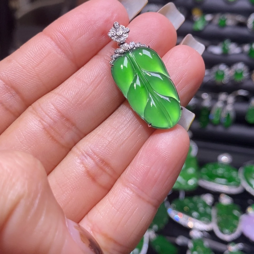 翡翠颈饰18K金镶嵌叶子吊坠