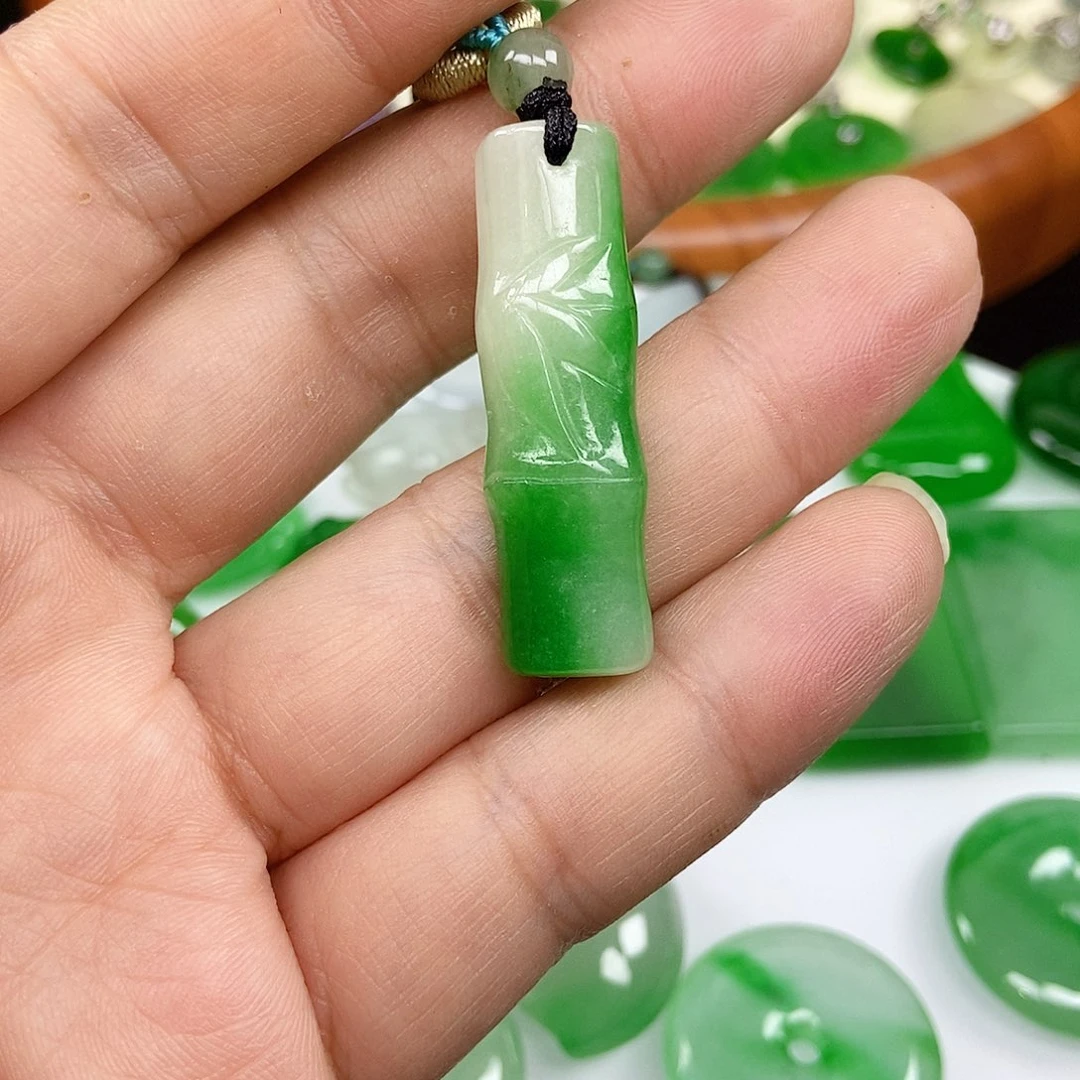 翡翠未镶嵌颈饰竹节