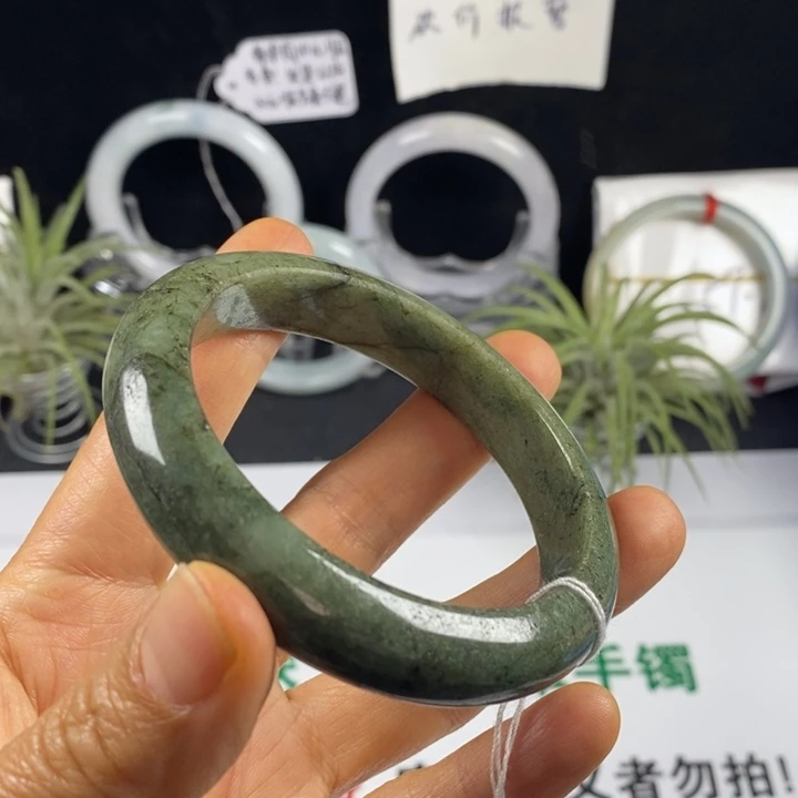 翡翠未镶嵌手镯69。 57圈