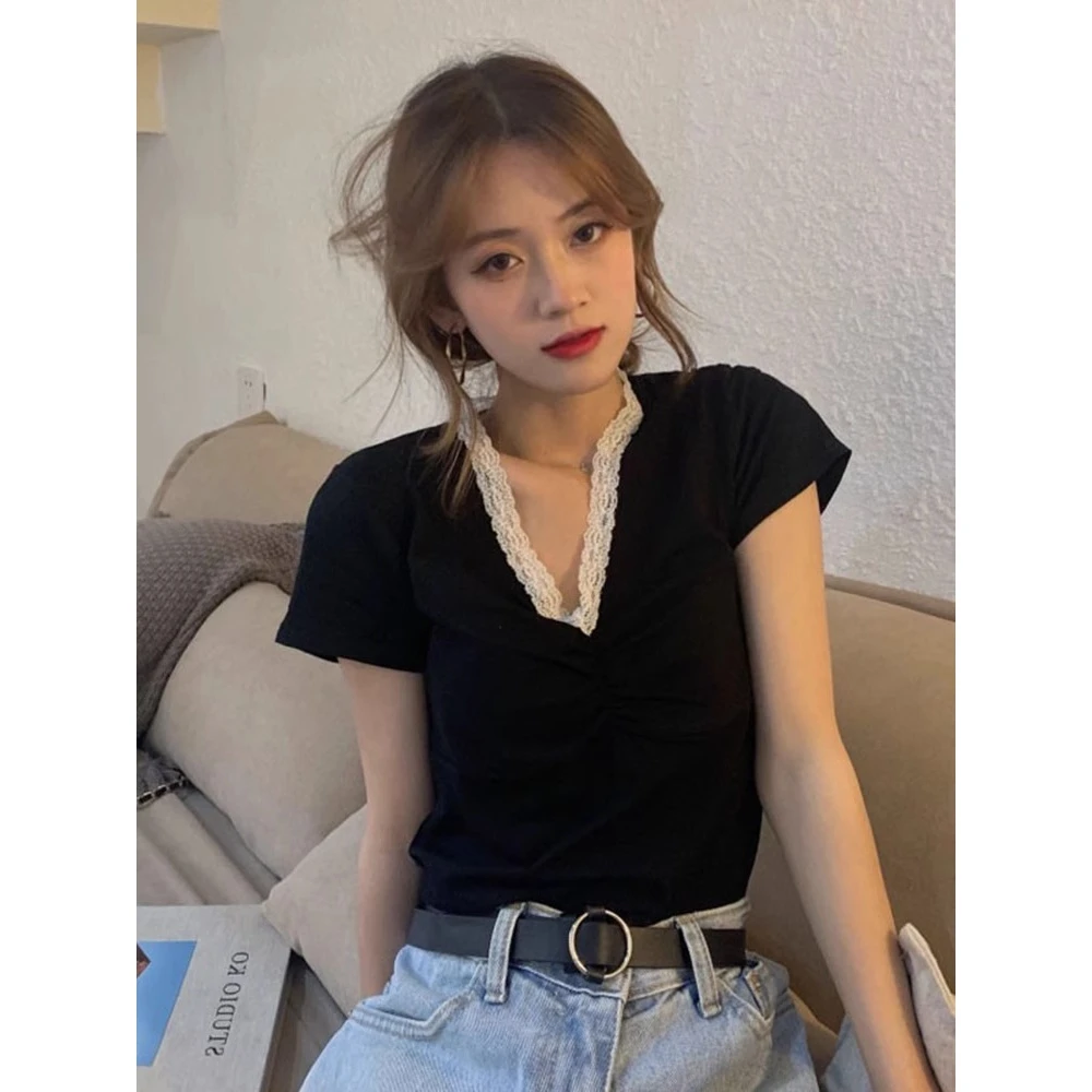 蕾丝v领短袖T恤女夏季新款设计感别致超好看黑色半袖上衣