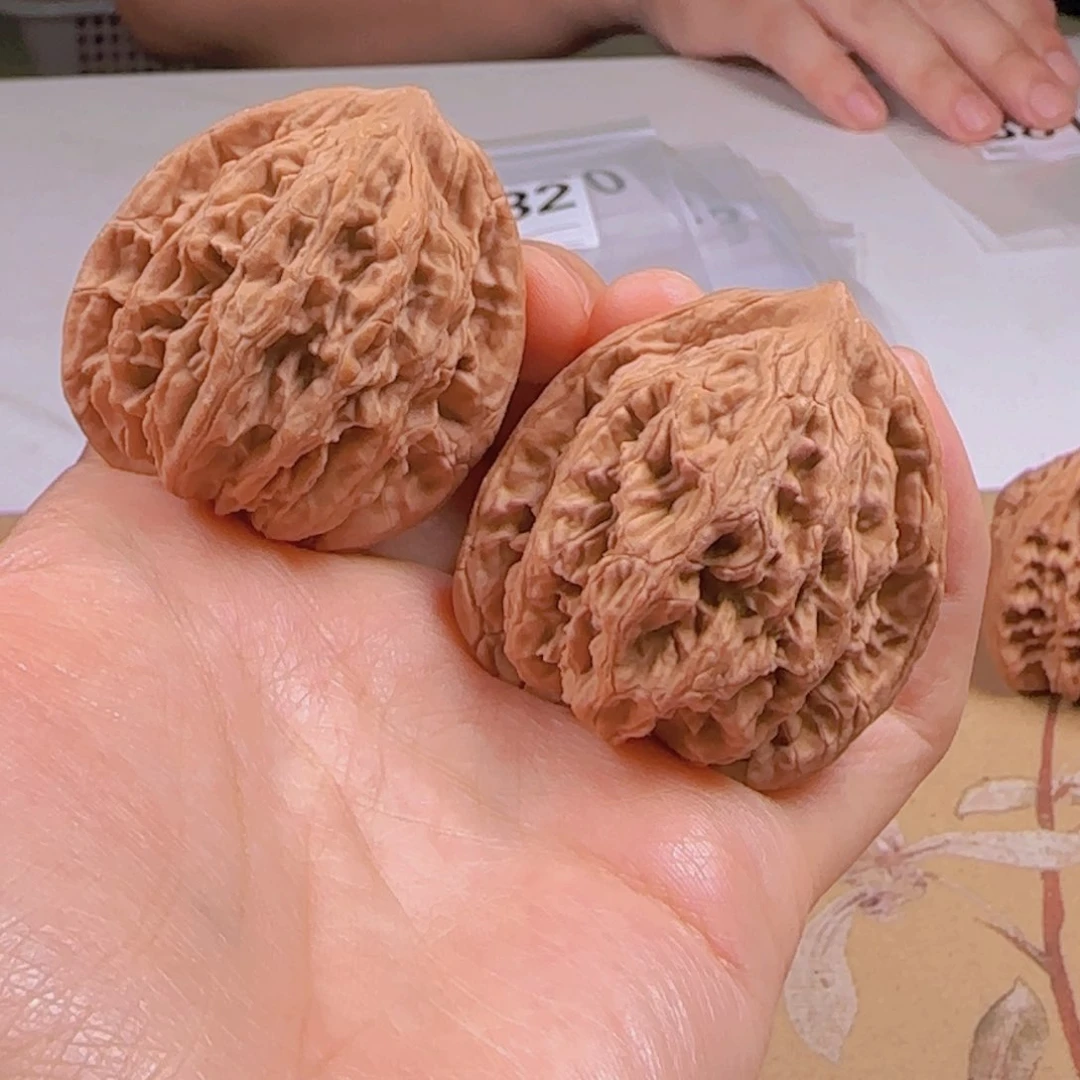 文玩核桃吊坠山地虎虚尖磕，天然歪41-832