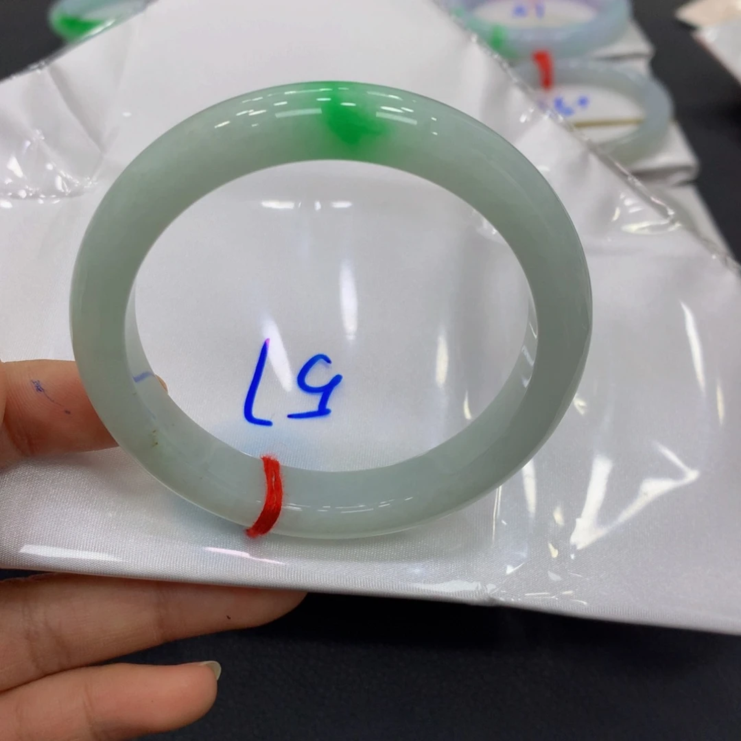 翡翠手镯未镶嵌翡翠