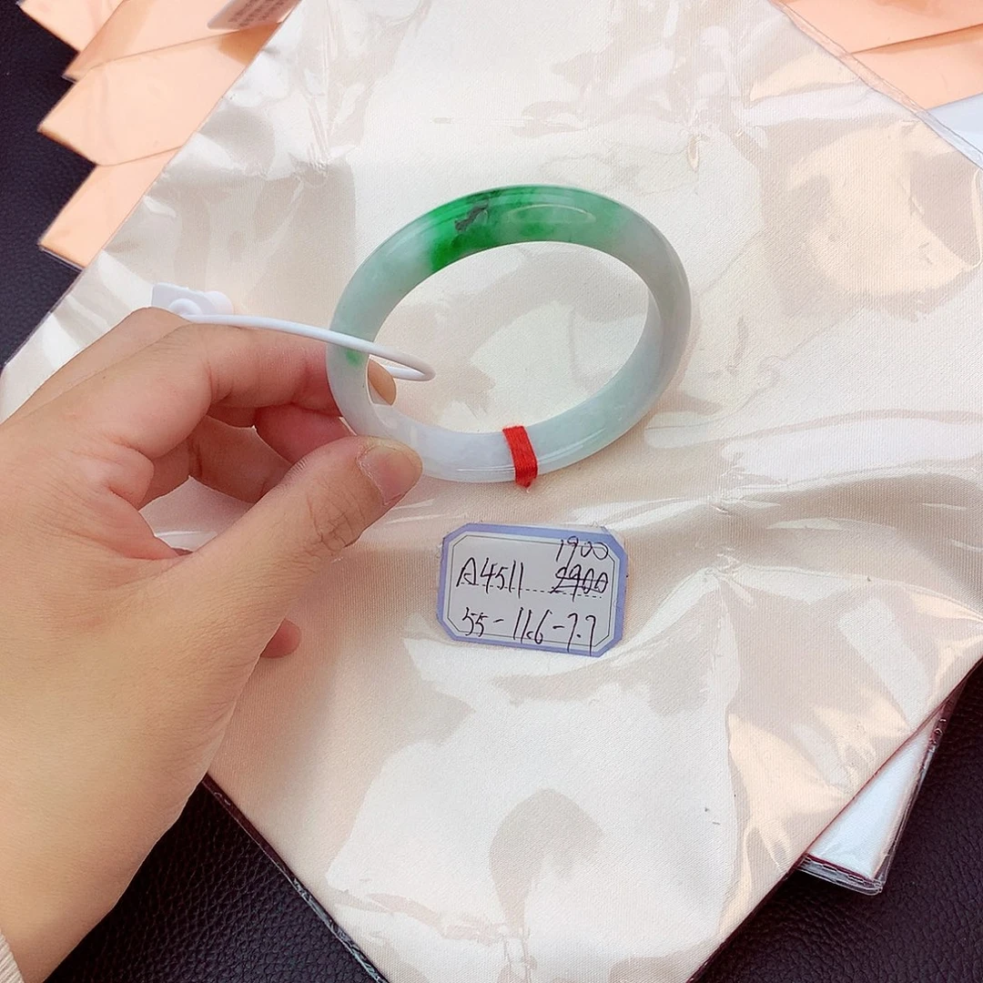 翡翠手镯未镶嵌C*。翡翠