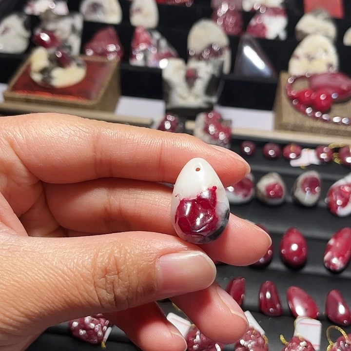 天然辰砂原石晶体吊坠