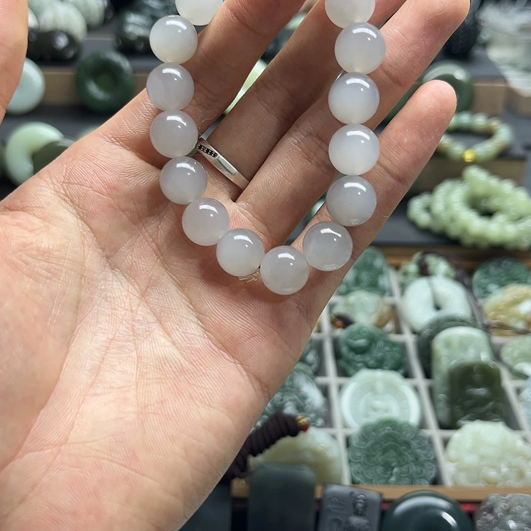 ****椒和田玉未镶嵌颈饰