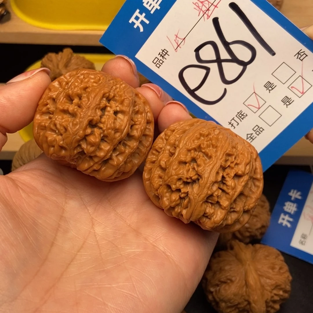 桃核吊坠依**你核桃粗筋