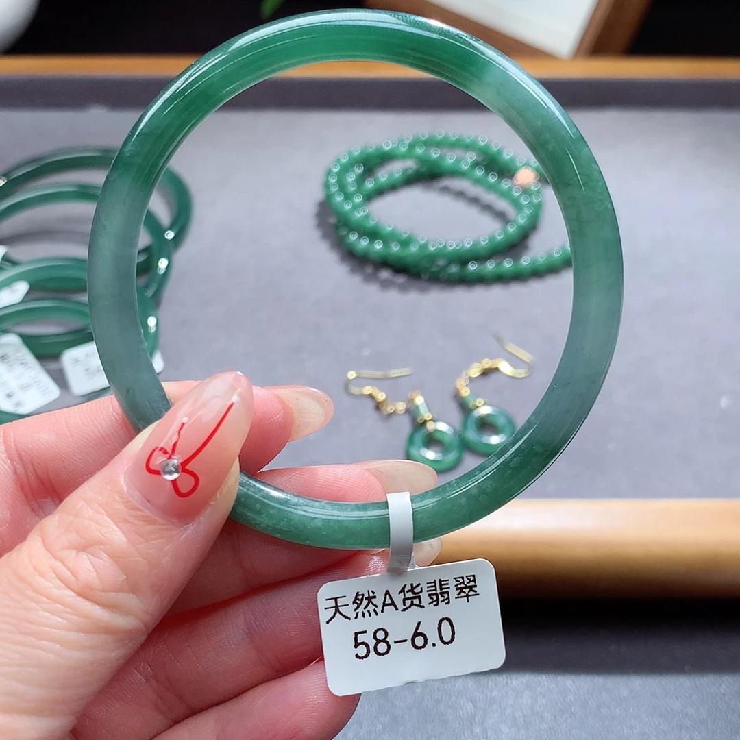 翡翠手镯（圆镯）未镶嵌