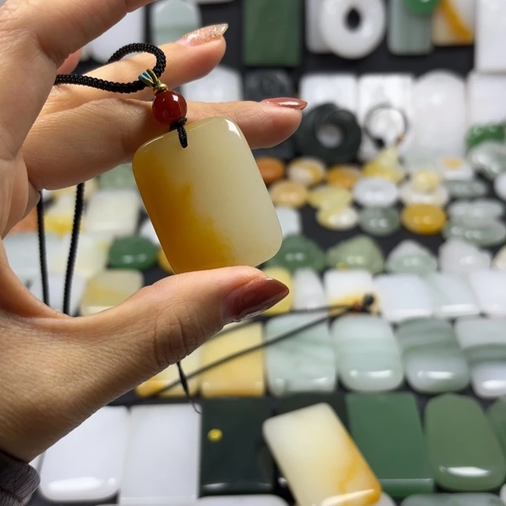 石英质玉（金丝玉）未镶嵌颈饰