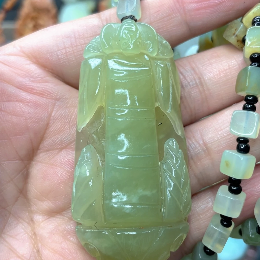 蛇纹石玉颈饰未镶嵌