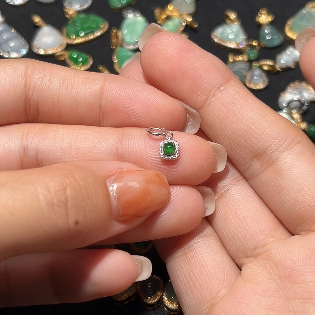 翡翠18K金镶嵌颈饰吊坠