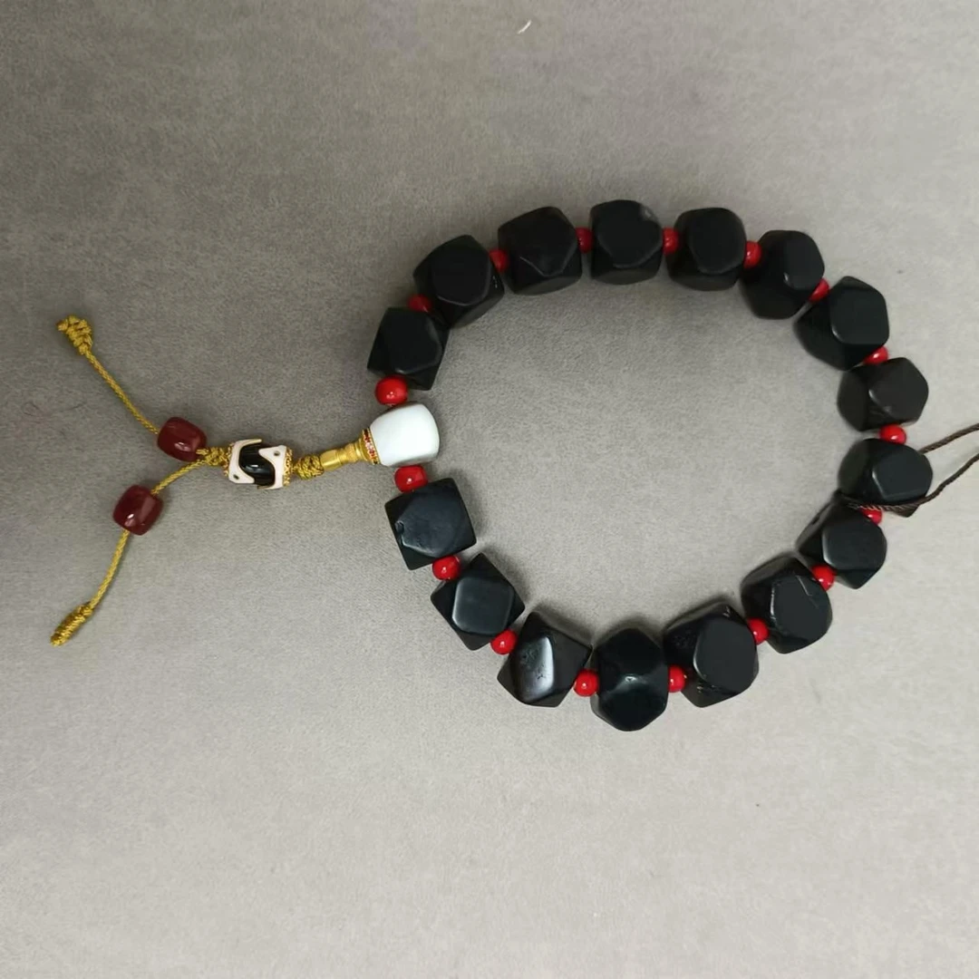 DZ7787清代 多棱立方体 玛瑙 手串